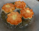 Foto langkah ke 8 dari resep Donat Bunga Empuk Tanpa Kentang.