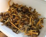 Une image de l'étape 3 de Poêlée de chanterelles à l oignon de roscoff et romarin frais.