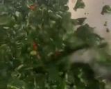 Foto langkah ke 6 dari resep 93. Oseng daun pepaya dan teri.