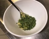 Une image de l'étape 5 de Salade castelfranco aux fleurs comestibles sauce framboises.