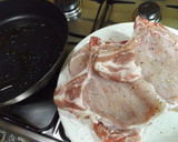 Foto del paso 1 de la receta: Chuletas de cerdo gratinadas con queso al aroma de limón
