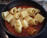 Foto del paso 7 de la receta: Paccheri con salsa de tomate, trucha marinada y lascas de pecorino