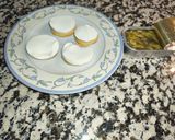 Foto del paso 3 de la receta: Almejas sentadas en tostas de pan en cojín de láminas de queso fresco