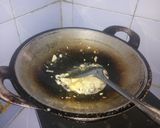 Foto langkah ke 4 dari resep Tumis sawi sederhana campur mie.