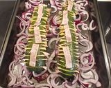 Foto del paso 3 de la receta: Calabacines Hasselback con Panceta y Gouda sobre Lecho de Tomate y Cebolla