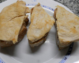 Foto del paso 3 de la receta: Tostada de pollo con queso gratinado y mermelada de higos