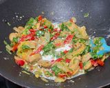 Foto langkah ke 4 dari resep Baked Chicken with Mushrooms, Spinach & Red Bell Pepper.
