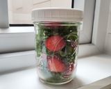 Foto langkah ke 3 dari resep Infused Water (strawberry dan daun mint).