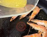 Une image de l'étape 5 de Riz safrané et ses brochettes de gambas sautées au citron.