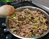 Foto del passaggio 3 della ricetta Farro con funghi, zucchine e salmone