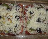 A picture of step 4 of Chicken tikka bread pizza 😋👍.
