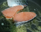 Foto langkah ke 1 dari resep Sup Ikan Salmon Brokoli dan Wortel MPASI 1 Tahun +.