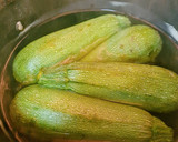 Foto del paso 1 de la receta: Calabacitas rellenas de queso, en caldillo de jitomate