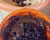 Foto del paso 2 de la receta: Bizcochuelo marmolado de chocolate y vainilla  con chips de chocolate
