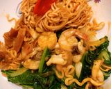 รูปขั้นตอนการทำที่ 5 ของ ผัดบะหมี่ซีอิ้วทะเลเบคอนพริกแห้ง🍜🦐🦑🥓🥬🌶style by barbie👩🏼‍🍳