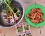 Foto langkah ke 1 dari resep Soto Udang Medan.