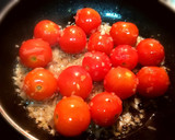 Foto del paso 5 de la receta: Ensalada templada de cherrys con pan frito y aceitunas negras