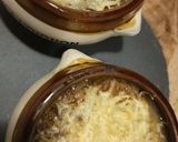 Une image de l'étape 3 de Soupe à l'oignon gratinée.
