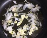 Foto del paso 1 de la receta Fideuá con pescado y guisantes