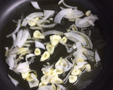 Foto del paso 1 de la receta: Fideuá con pescado y guisantes