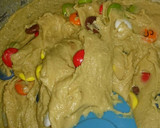 Foto del paso 6 de la receta: Galletas con pepitas de chocolate y lacasitos