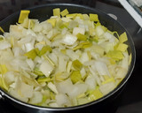 Foto del paso 1 de la receta: Tortilla de puerro y pimientos