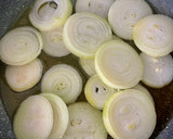 Foto del paso 1 de la receta: Hamburguesa de solomillo con cebolla caramelizada y salsa brava