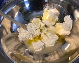 Une image de l'étape 5 de Salade de concombres marinés au chèvre frais, citron, oignon rouge et persil.