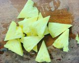 Hình bước làm 1 của món Sách bò xào dứa