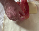 Foto del paso 4 de la receta: Hojaldre con pavo, jamón serrano y queso