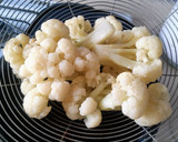 Foto del paso 1 de la receta: Coliflor con postas de pescado en salsa de tomate, puerro y espárragos