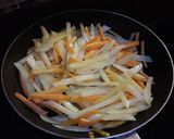 Foto langkah ke 2 dari resep Tumis kentang wortel.