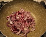 Foto del passaggio 1 della ricetta Sformato di cipolle caramellate, gorgonzola e spinaci