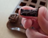 Foto del paso 11 de la receta: Chocolate 90 % cacao, sin termómetro, como lo hacían las abuelas 🍫 Templado a la vieja usanza ♥