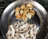A picture of step 1 of Garlic mushroom and paneer.