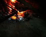 Foto del paso 4 de la receta: Salchicha parrillera con papas al plomo en estufa a leña