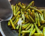 सहजन फली की सब्ज़ी (sahjan phali ki sabzi recipe in Hindi) रेसिपी चरण 2 फोटो