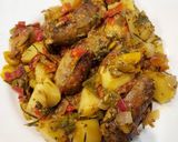 Une image de l'étape 5 de Saucisses pommes de terre, poivrons et tomates au four.