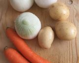 Foto del paso 1 de la receta: Sopa de cebolla, zanahoria y papa 🥕