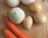 Foto del paso 1 de la receta: Sopa de cebolla, zanahoria y papa 🥕