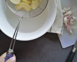 Gambar langkah 2 resipi Tips : Elakkan 'lebam' pada epal dikupas kulit.