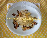Foto del passaggio 3 della ricetta Spaghetti Cozze e Datterini Gialli
