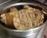 Foto del paso 3 de la receta: Pernil de Navidad con salsa de Panela. El pernil de Doña Olga