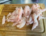 Une image de l'étape 2 de Poulet à l’ananas, oignon rouge, coriandre et cacahuètes.