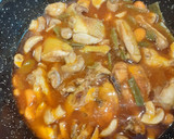 Foto del paso 4 de la receta: Pollo en salsa y verduritas. (Comida aprovechamiento)