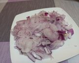 A picture of step 1 of Chicken Breast with Onions and White Wine.