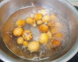 Hình bước làm 1 của món Trứng non cháy tỏi