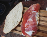 Foto del paso 3 de la receta: Bocadillo de cebolla caramelizada, queso de cabra, tortilla francesa y jamón serrano