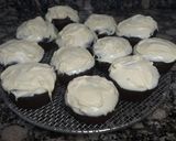 Foto del paso 4 de la receta: Muffins de cacao amargo rellenos de mermelada y chocolate blanco
