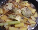 Foto del passaggio 2 della ricetta Passato di carciofi con patate, cipolla, crostini di pane e peperoncino